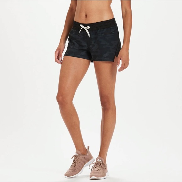 Vuori Women’s Clementine Short in Black Camo Size: Small - Picture 2 of 10